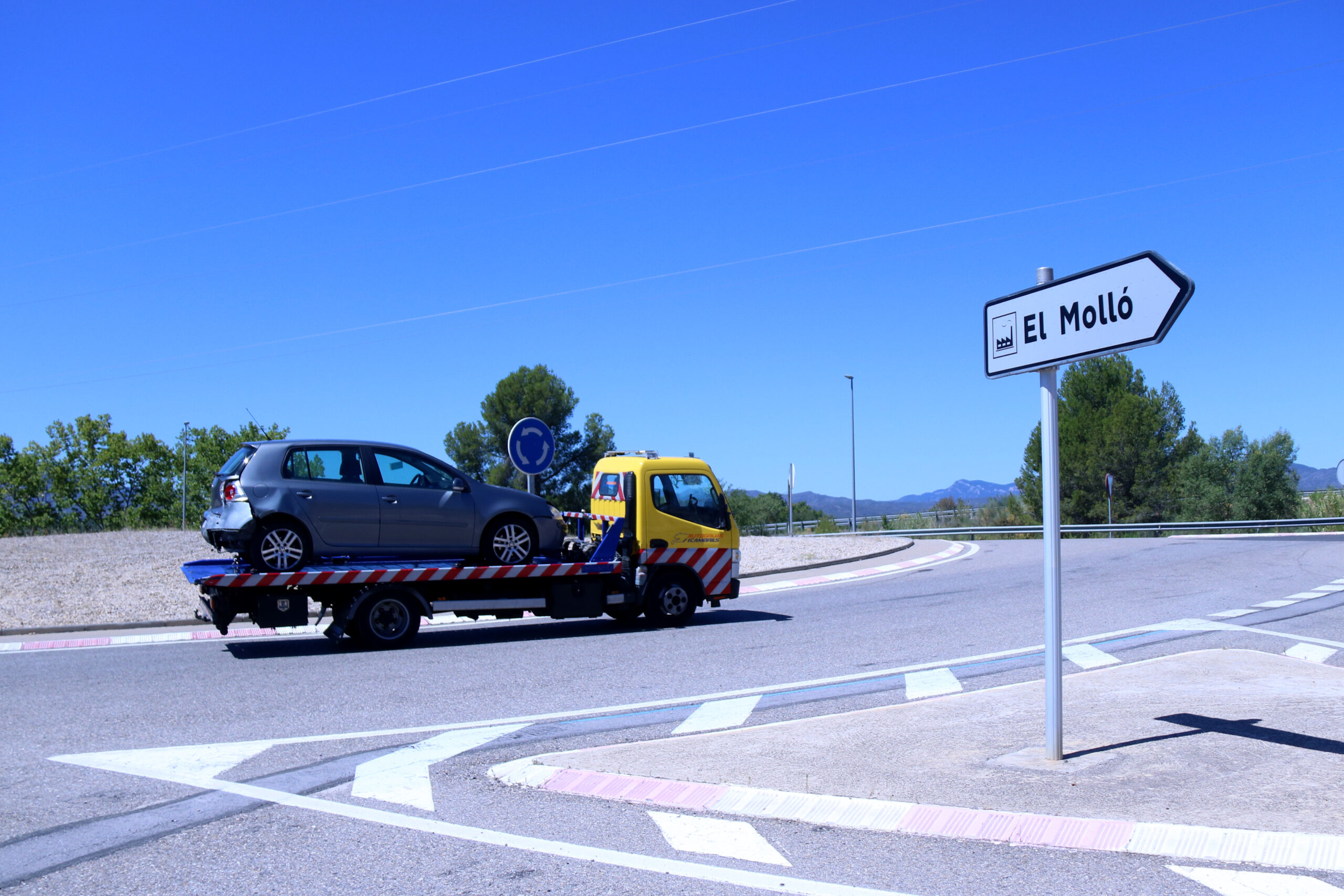 Rotonda d'accés al polígon industrial del Molló, on es vol fer la gigafactoria, a Móra la Nova / JORDI MARSAL (ACN)