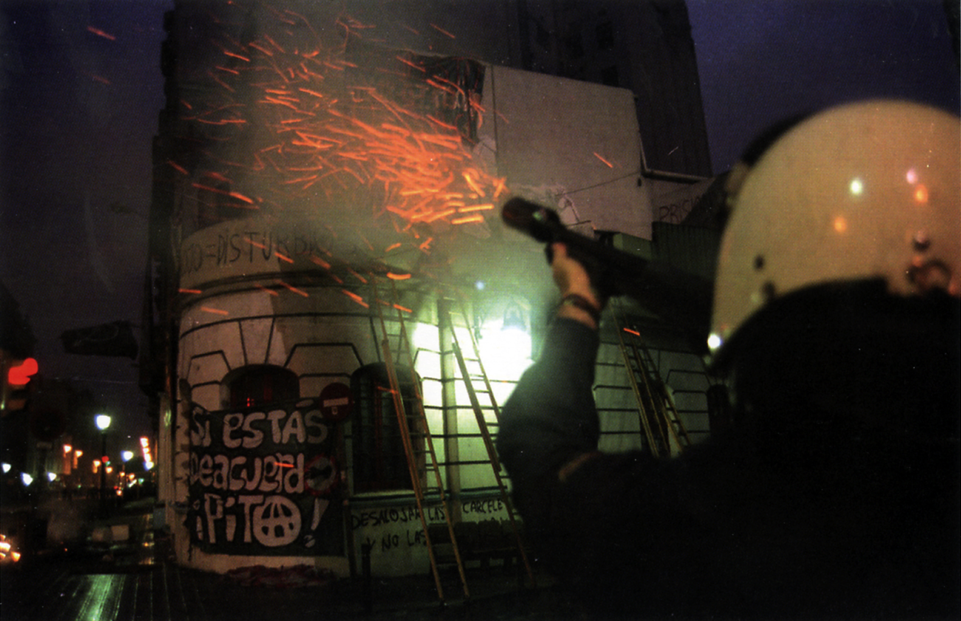 Desallotjament policial del Cinema Princesa de Barcelona, el 28 d'octubre de 1996 / FERRAN NADEU